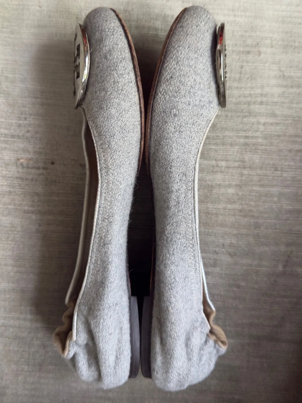 Tory Burch Reva Gray Wool Flannel Ballet Flats Size 8.5M Silver Medallion